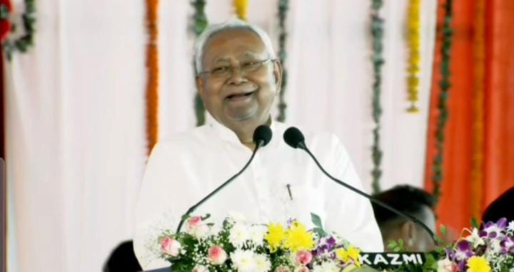 Bihar News: विक्रमगंज में पीएम मोदी की सभा में जमकर गरजे नीतीश कुमार, फिर दिलाई RJD शासन की याद