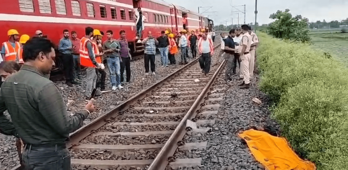 कटिहार में बड़ा रेल हादसा, अवध असम एक्सप्रेस और ट्रॉली की टक्कर में एक रेलकर्मी की मौत, तीन घायल