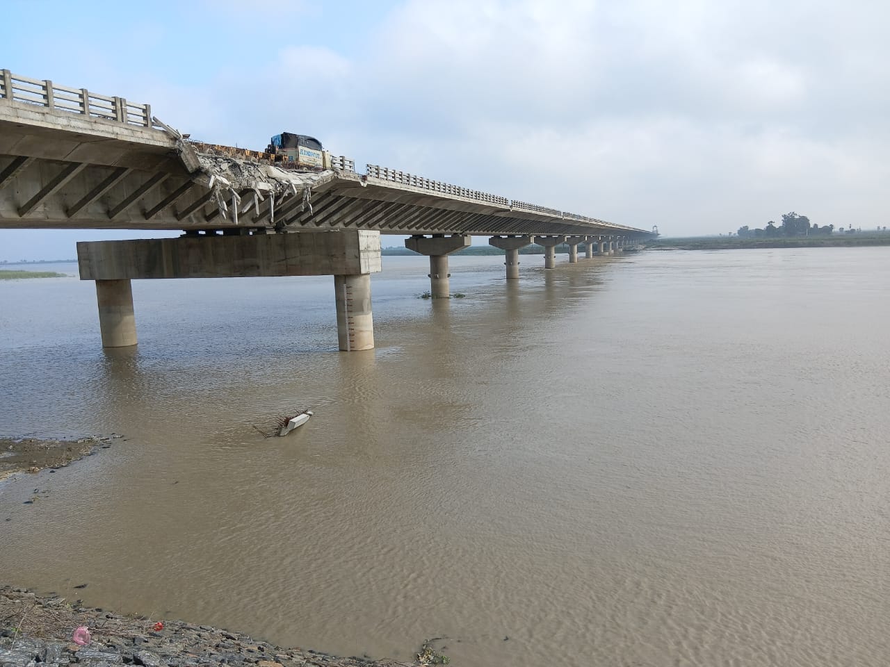 फिर पानी में गिरा निर्माणाधीन कोसी पुल का हिस्सा, अब गुणवत्ता पर उठ रहे है कई सवाल