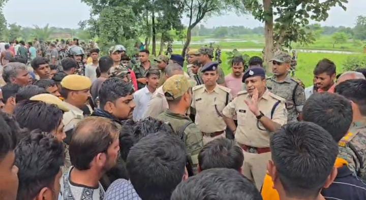 Bihar News:पुलिस गाड़ी के धक्का से युवक की मौत,आक्रोशित लोगों ने गाड़ी को किया आग के हवाले