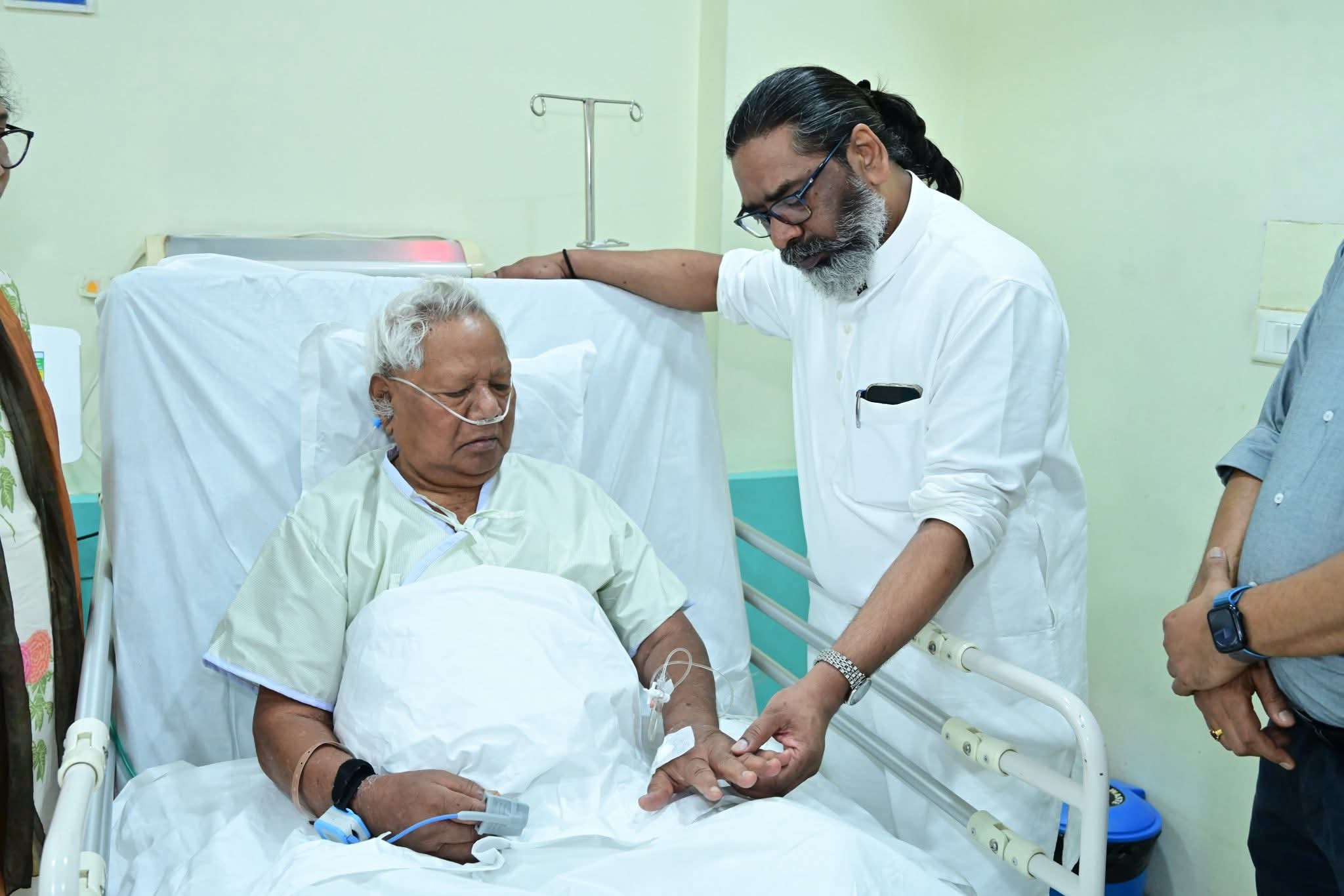 मुख्यमंत्री हेमंत सोरेन ने पूर्व सांसद कड़िया मुंडा से अस्पताल में की मुलाकात, शीघ्र स्वस्थ होने की कामना की