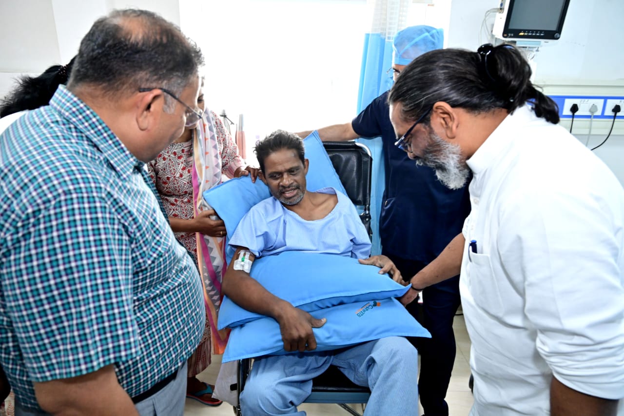 पूर्व अंतरराष्ट्रीय हॉकी खिलाड़ी बिमल लकड़ा से मिलने अस्पताल पहुंचे सीएम हेमंत, झारखंड में जल्द Neuro Rehabilitation सेंटर खोलने का दिया आश्वासन