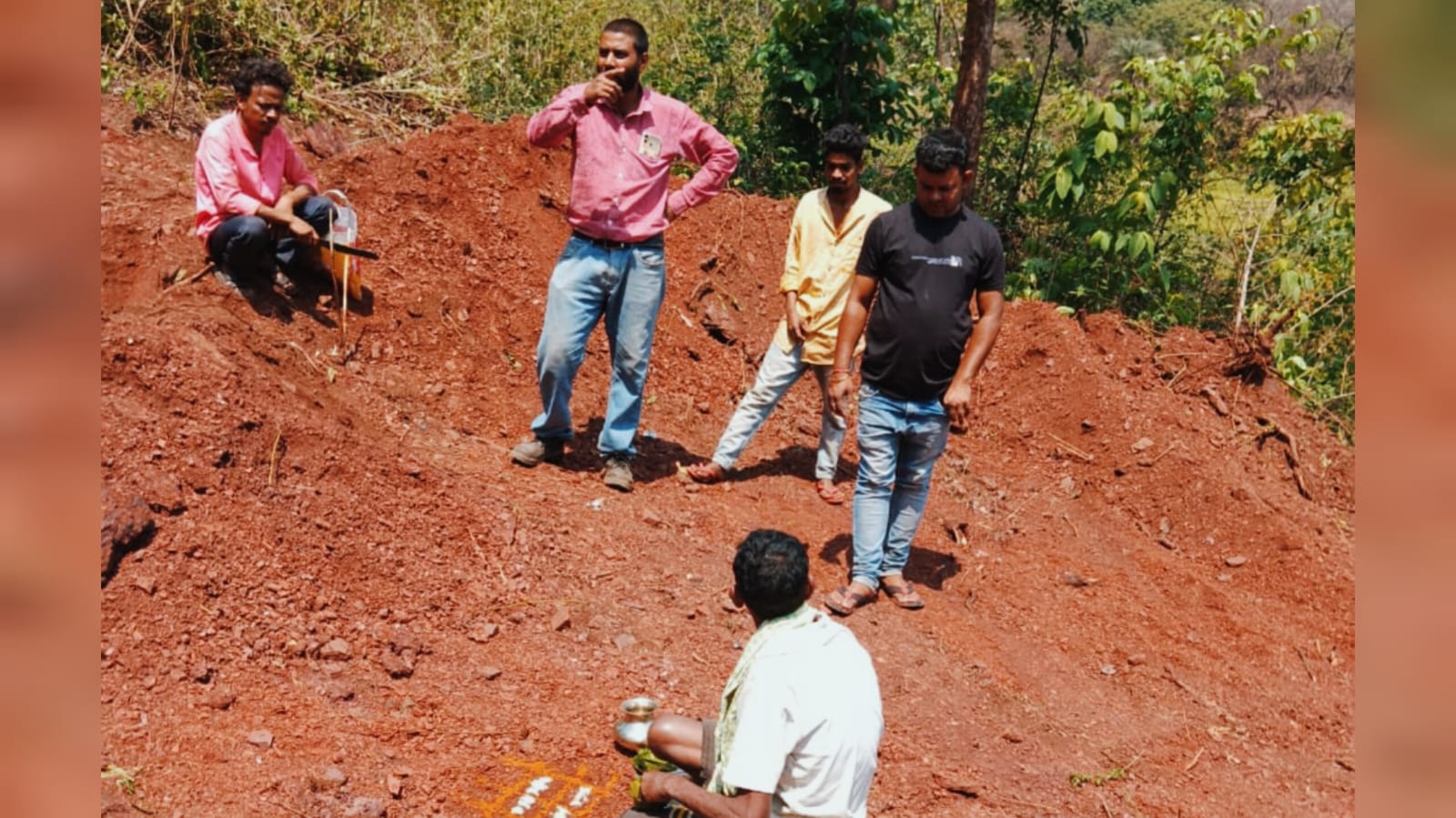 बड़ाजामदा में आयरन माफियाओं का खेल: कांद्रा क्रसर के पहाड़ पर ‘रॉनी’ की साजिश, जेसीबी से बन रहा रास्ता