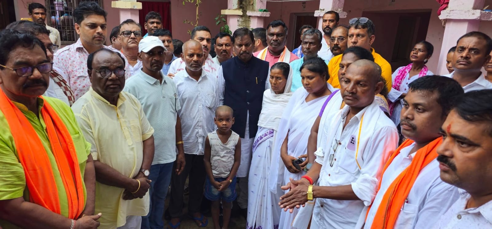 सूर्या हांसदा के घर पहुंची भाजपा की टीम!मांझी-प्रधानी परिवार का लड़का अपराधी नहीं हो सकता