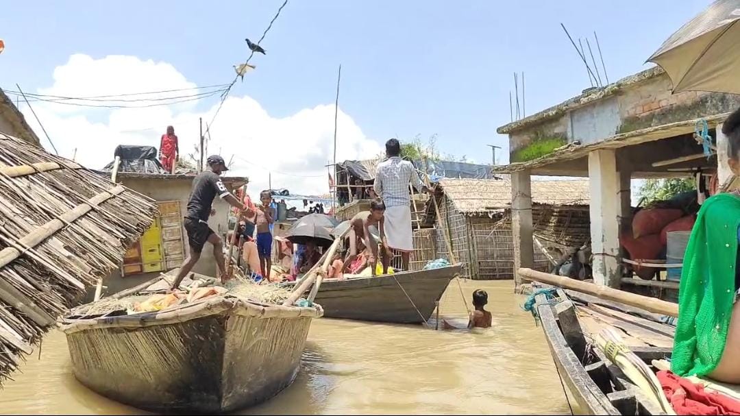 साहिबगंज में लगातार बढ़ रहा गंगा नदी का जलस्तर, पश्चिम बंगाल और बिहार के सीमावर्ती क्षेत्रों में फंसी है झारखंड के लोगों की जिंदगी