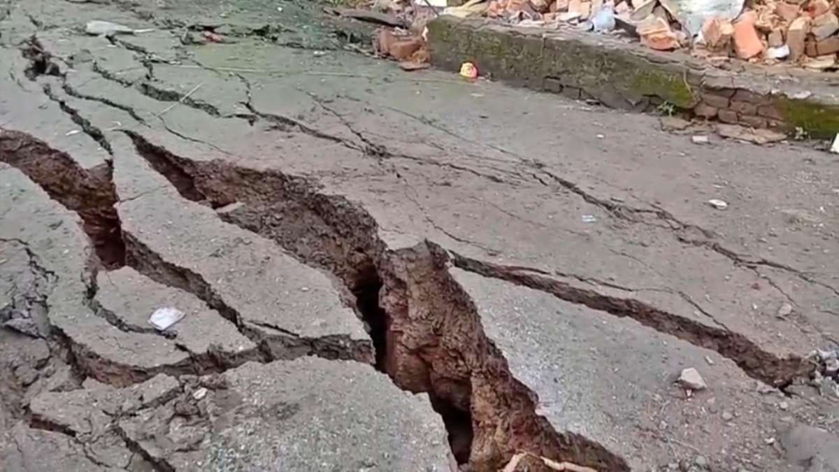 धनबाद में तेज आवाज़ के साथ "ककड़ी" की तरह फटी जमीन तो घर में रह रहे परिवार पर कैसे विपत्ति टूटी, पढ़िए !