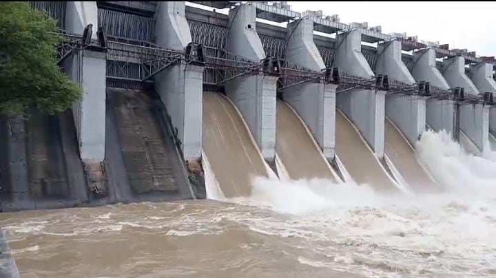 लगातार बारिश से बढ़ा चांडिल डैम का जलस्तर, खोले गए 11 रेडियल गेट, जमशेदपुर पर मंडरा रहा बाढ़ का खतरा