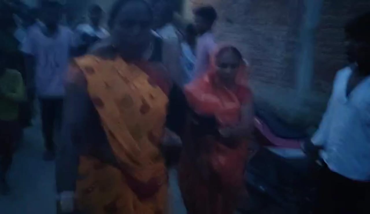 हुसैनाबाद में ग्रामीणों का दिखा तालिबानी चेहरा ! अन्धविश्वास में दो महिला समेत तीन को पीटा, देखिए वीडियो