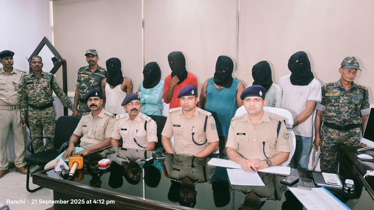RANCHI NEWS: थाना में घुस कर पुलिसकर्मी की पिटाई और तोड़फोड़,महिला समेत आठ गिरफ्तार