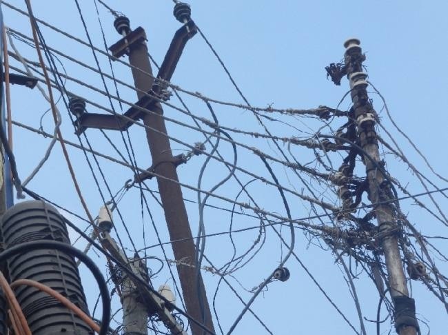 बिजली के तारों में करंट नहीं, दौड़ता है भ्रष्टाचार, भुगतान करिए-चढ़ावा दीजिए-इनवर्टर रखिए तब जलेगी बिजली