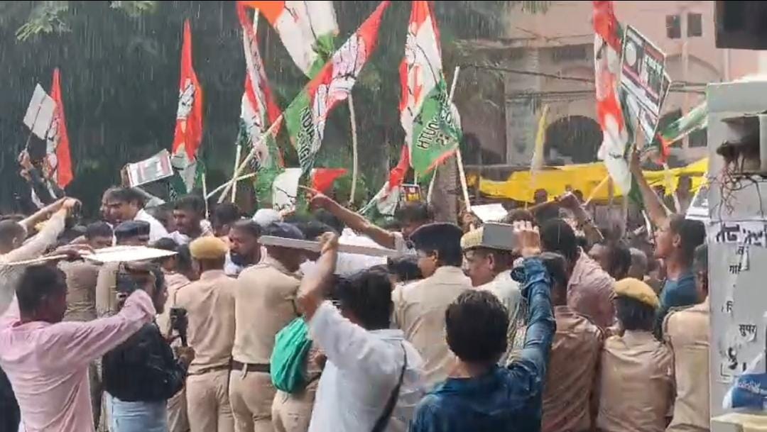 पटना में युवा कांग्रेस का हल्ला बोल मार्च, पुलिस से झड़प में कई नेता हिरासत में