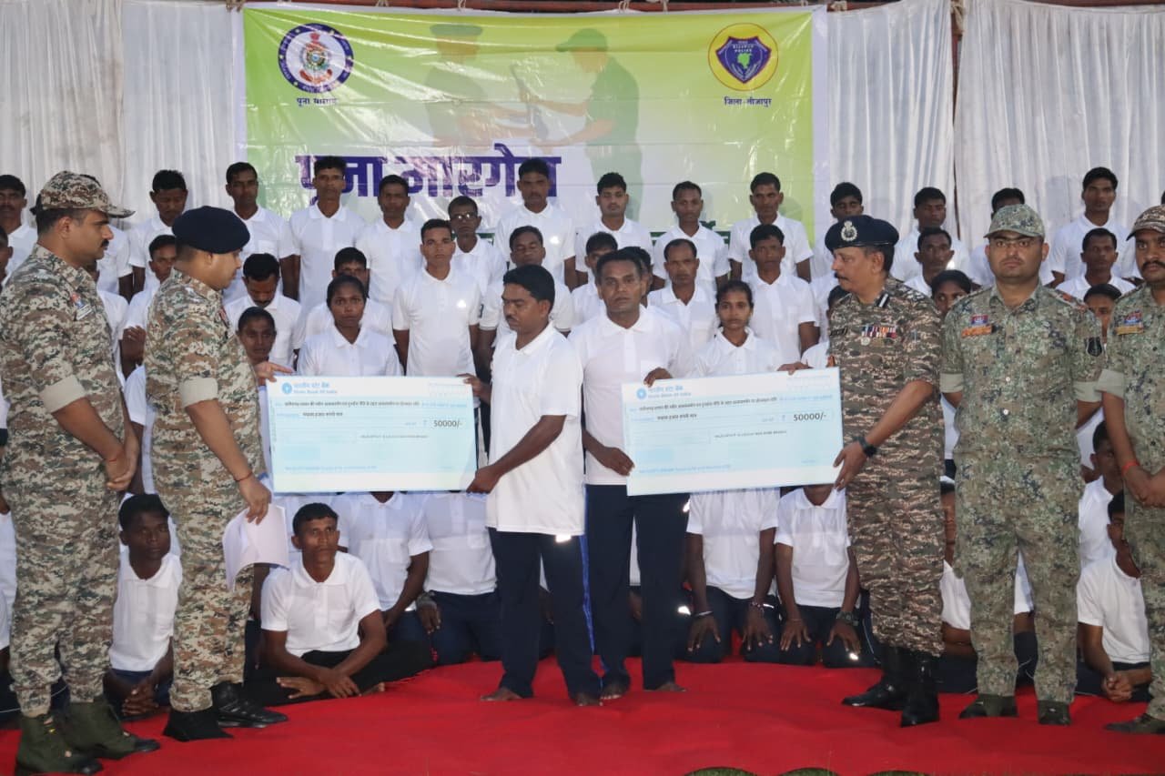 इतना बड़ा सरेंडर आज तक नहीं किया नक्सलियों ने, जानिए छत्तीसगढ़ में यह कैसे संभव हुआ