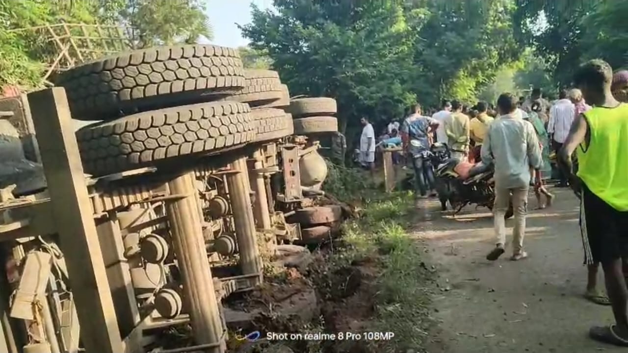 पाकुड़ के हिरणपुर में दर्दनाक हादसा, पत्थर लदा हाइवा पलटने से घर में सोए व्यक्ति की मौत, आक्रोशित ग्रामीणों ने किया सड़क जाम