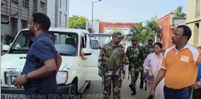 नक्सल हमले में घायल सब इंस्पेक्टर के भाई से मिलने अस्पताल पहुंचे विधायक, कहा नक्सली हिंसा बर्दाश्त से बाहर, सरकार सख्त कदम उठाए