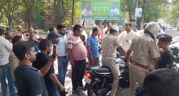 वाह साहेब! जमशेदपुर में महिला के साथ ट्रैफिक पुलिस ने की मनमानी, दो बार धक्का देकर गिराया,देखिए-VIRAL VIDEO