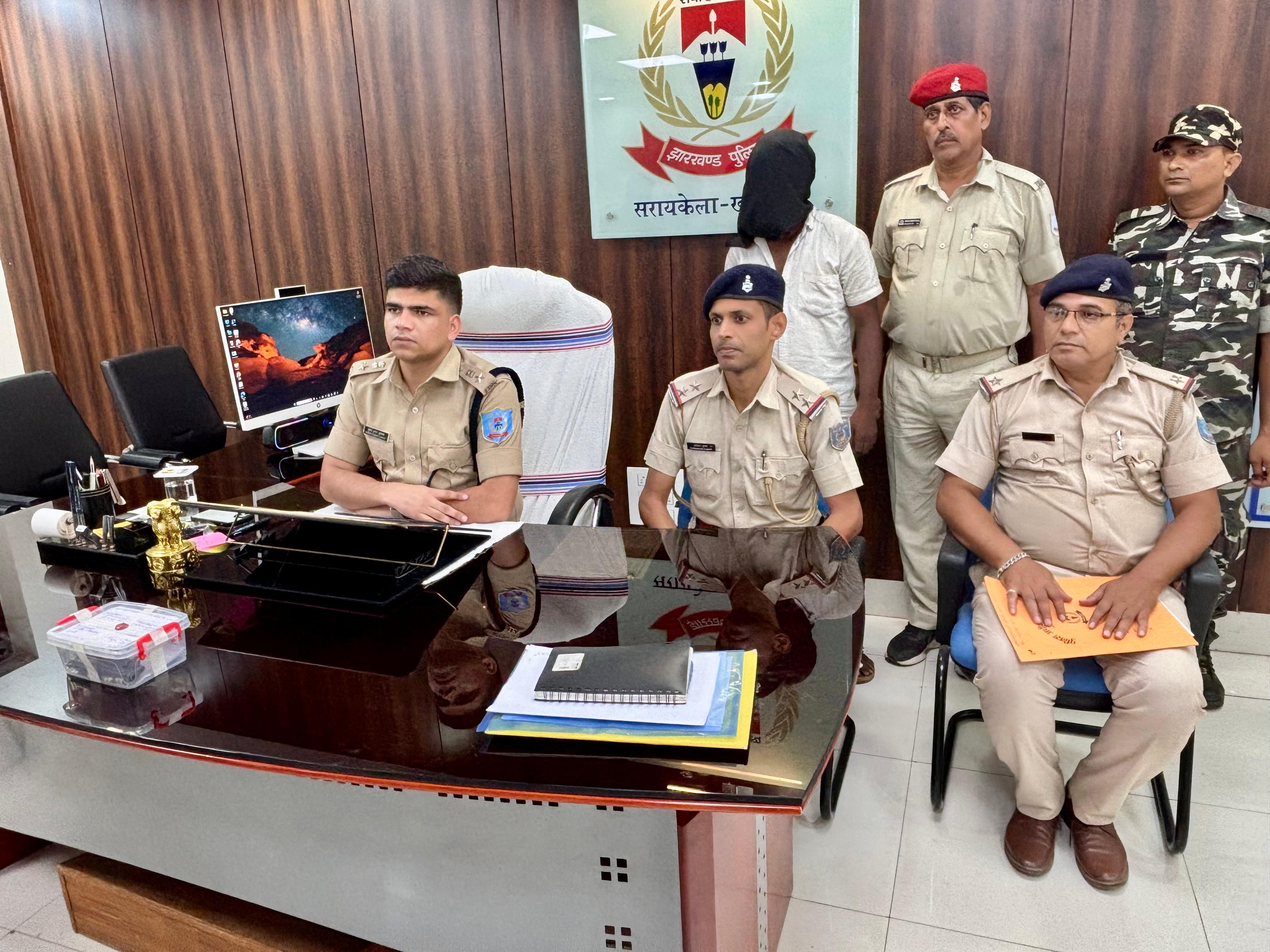 सरायकेला पुलिस ने किया बड़ा खुलासा,अवैध हथियार के साथ कुख्यात अपराधी मो. इरशाद गिरफ्तार