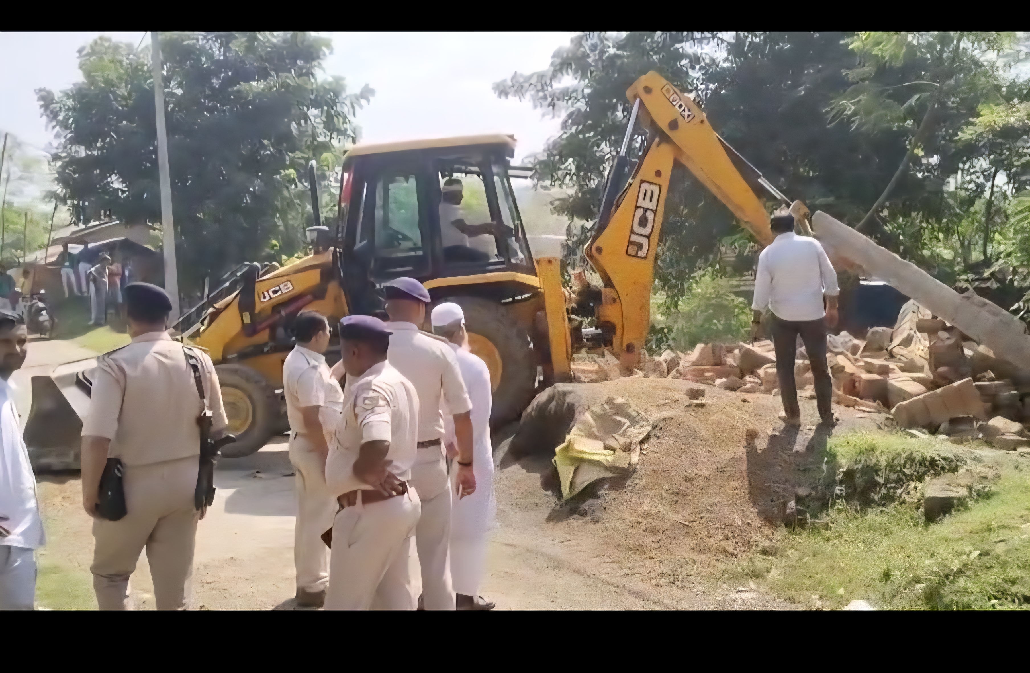 साहिबगंज के राजमहल में प्रशासन की बड़ी कार्रवाई, सरकारी जमीन से हटाया गया अतिक्रमण , भूमाफियाओं पर चला बुल्डोजर