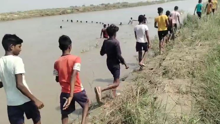 BREAKING: देखते ही देखते गंगा नदी में समा गई मासूम, परिवार में मचा कोहराम, गोताखोरों की तलाश जारी