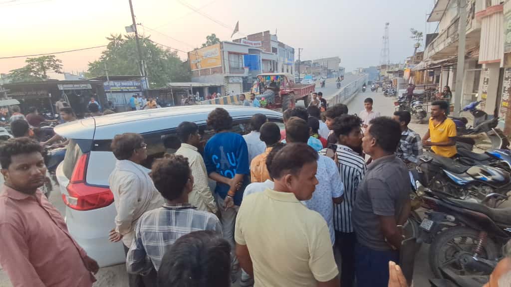 हुसैनाबाद में किसके सह पर चल रहा फर्जी निजी अस्पताल,फिर गई एक महिला की जान,आक्रोशित परिजनों ने किया सड़क जाम