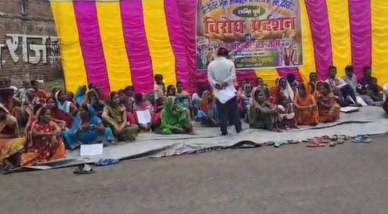 पाकुड़:भूमि अधिग्रहण के विरोध में रैयतों का धरना प्रदर्शन, ग्रामीण बोले पारदर्शी प्रक्रिया के बिना नहीं देंगे ज़मीन