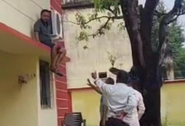 प्रेमिका के साथ मजे मार रहे थे सीओ साहब, तभी पहुंच गई पत्नी, फिर छुड़ा दिया पसीना