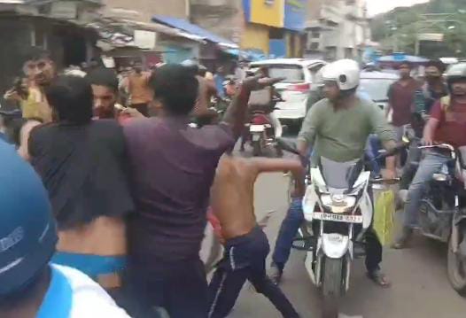 OMG! दुकान के सामने गाड़ी लगाने को लेकर सड़क पर ही पटका-पटकी करने लगे लोग, फिर जो हुआ खुद ही देख लीजिए-VIDEO