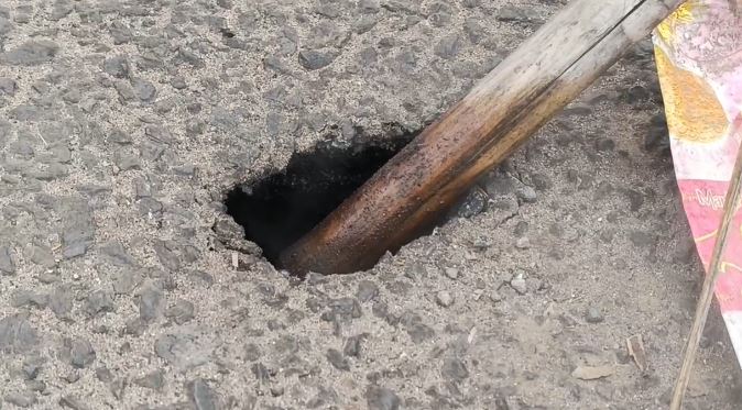 BIG BREAKING: झरिया-सिंदरी मेन रोड पर फिर एक बना गोफ, गैस रिसाव से लोगों में दहशत