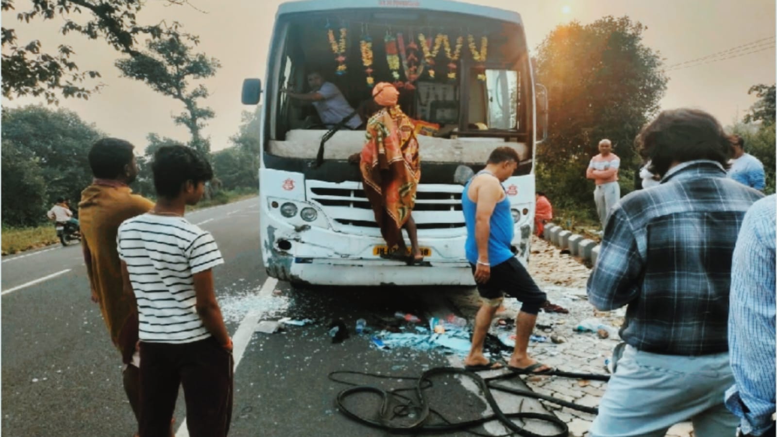 बड़ी खबर: चलती बस में अचानक फूटा शीशा! गिरिडीह-रांची मार्ग पर महिला समेत तीन यात्री घायल