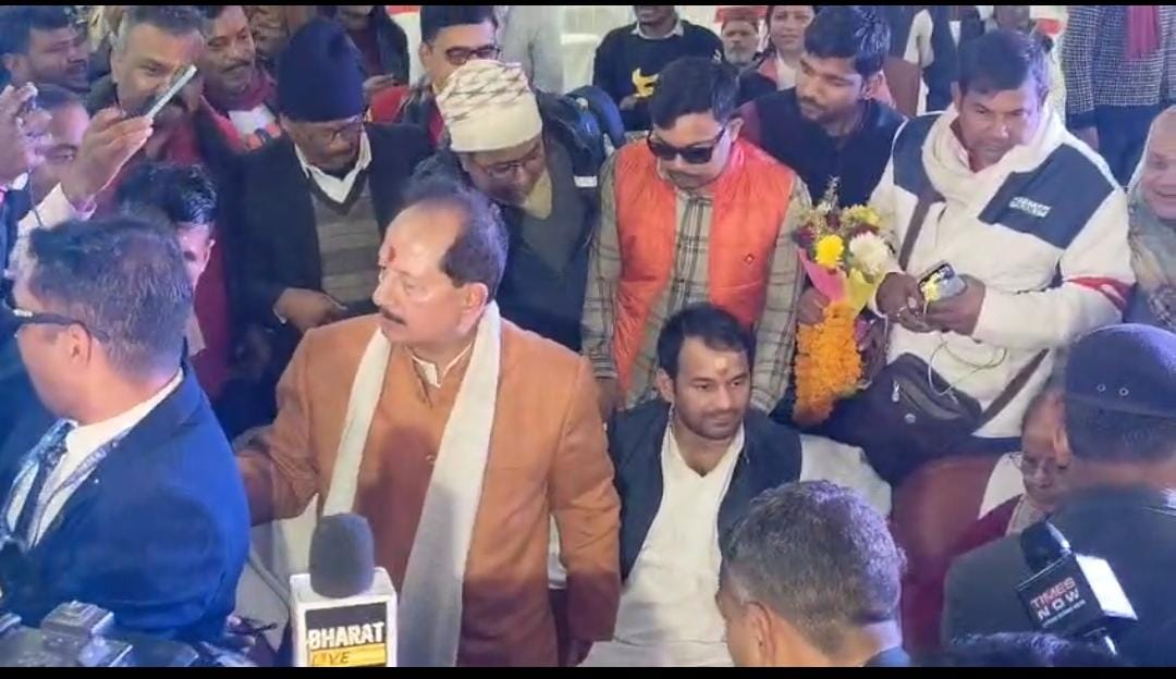 मकर संक्रांति पर सियासी मुलाकात, विजय सिन्हा के दही-चूड़ा भोज में पहुंचे तेज प्रताप यादव, जानिए क्या कहा