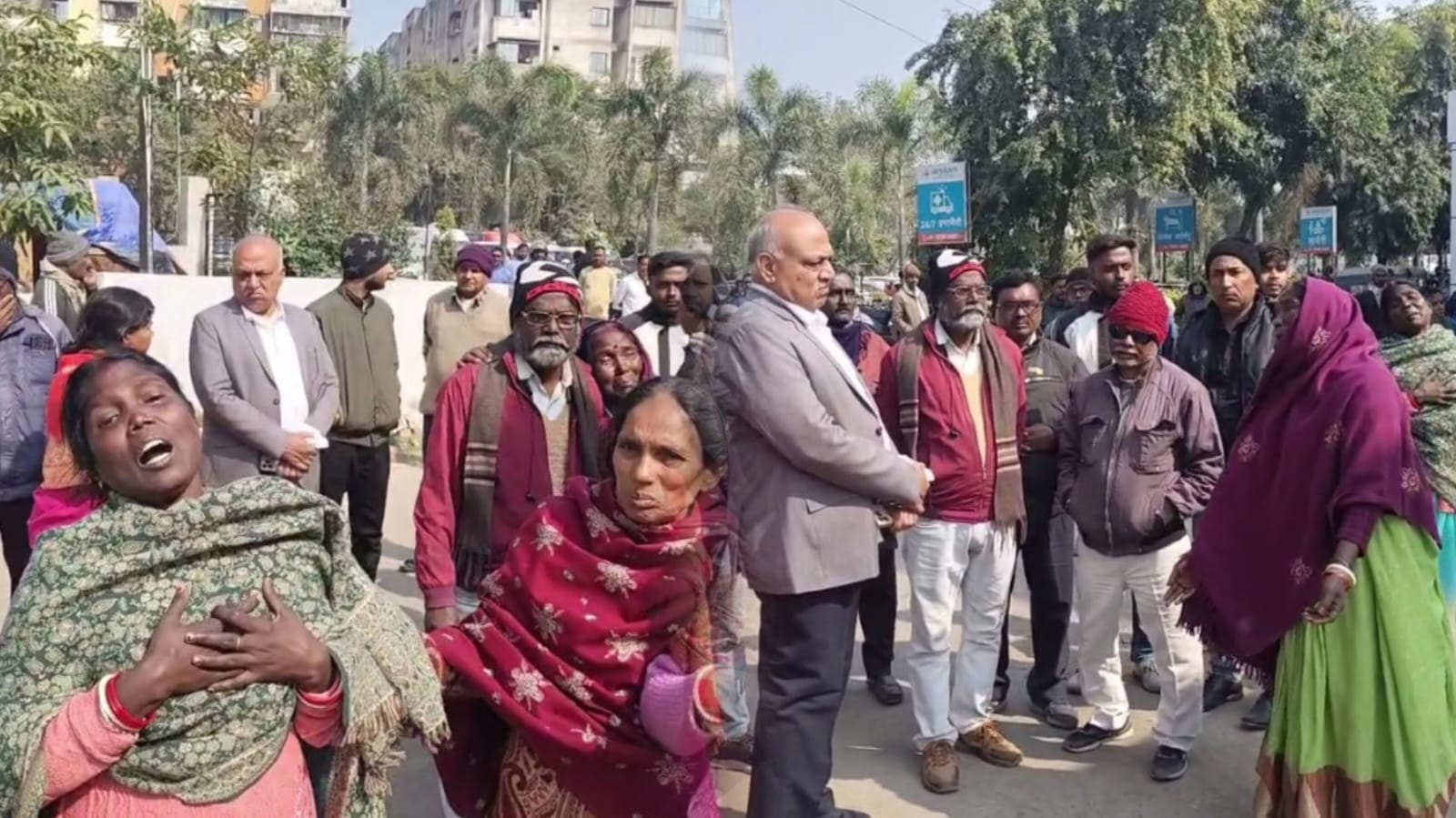 धनबाद के जालान अस्पताल में गर्भवती महिला की मौत पर जमकर हंगामा, इलाज में लापरवाही और अवैध वसूली का आरोप