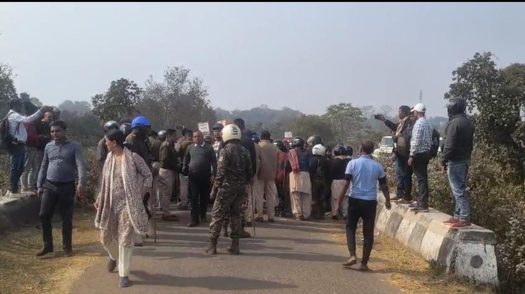 धनबाद में सीवरेज ट्रीटमेंट प्लांट (STP) निर्माण के खिलाफ ग्रामीणों का प्रदर्शन, भारी संख्या में पुलिस बल तैनात