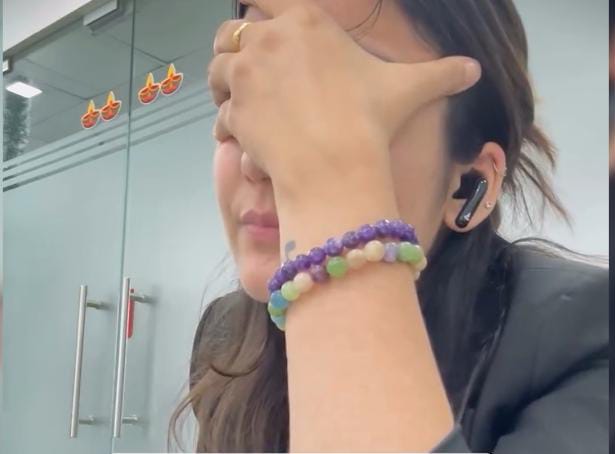 ये सही है गुरु! ऑफिस में बॉस की नजरों से बचकर ऐसे किया जाता है आराम, लड़की ने बताया अजीबो गरीब हैक, देखिए-VIRAL VIDEO