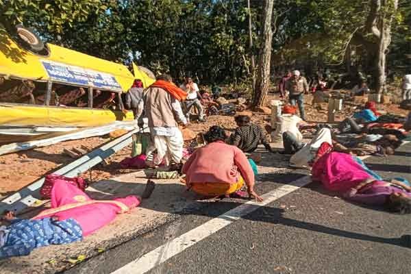 BIG BREAKING : लातेहार में दर्दनाक हादसा, यात्रियों से भरी बस पलटी, 5 महिलाओं की मौत, कई लोगोंं के दबे होने की आशंका