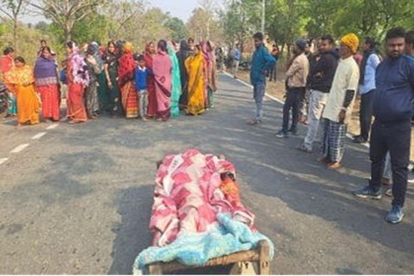 24 घंटे से लापता नाबालिक की झाड़ियों में मिली लाश, गुस्साए लोगों ने किया सड़क जाम