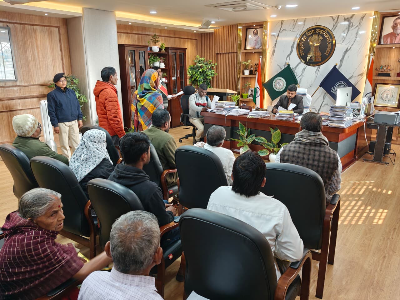 DC का जनता दरबार :हुजूर !मुखिया जी ने गलत वंशावली प्रमाण पत्र जारी कर परेशानी में डाल  दिया है !!