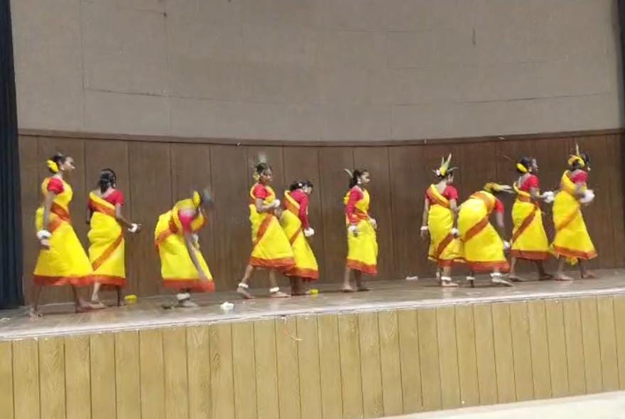 धनबाद में गणतंत्र दिवस की तैयारी तेज,टाउन हॉल में स्कूली छात्रों की सांस्कृतिक कार्यक्रमों की स्क्रीनिंग