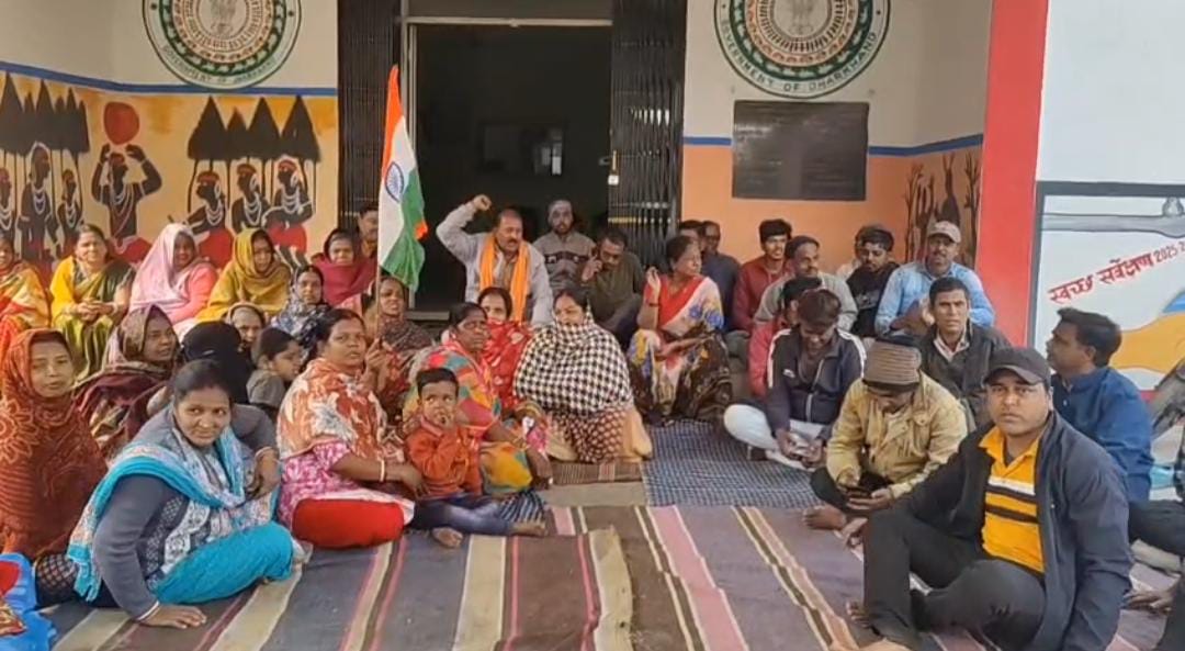 धनबाद के चिरकुंडा नगर परिषद के पेयजल पर फाईन किए जाने के विरोध में कार्यालय का घेराव, कर्मियों को कार्यालय में जाने से रोका