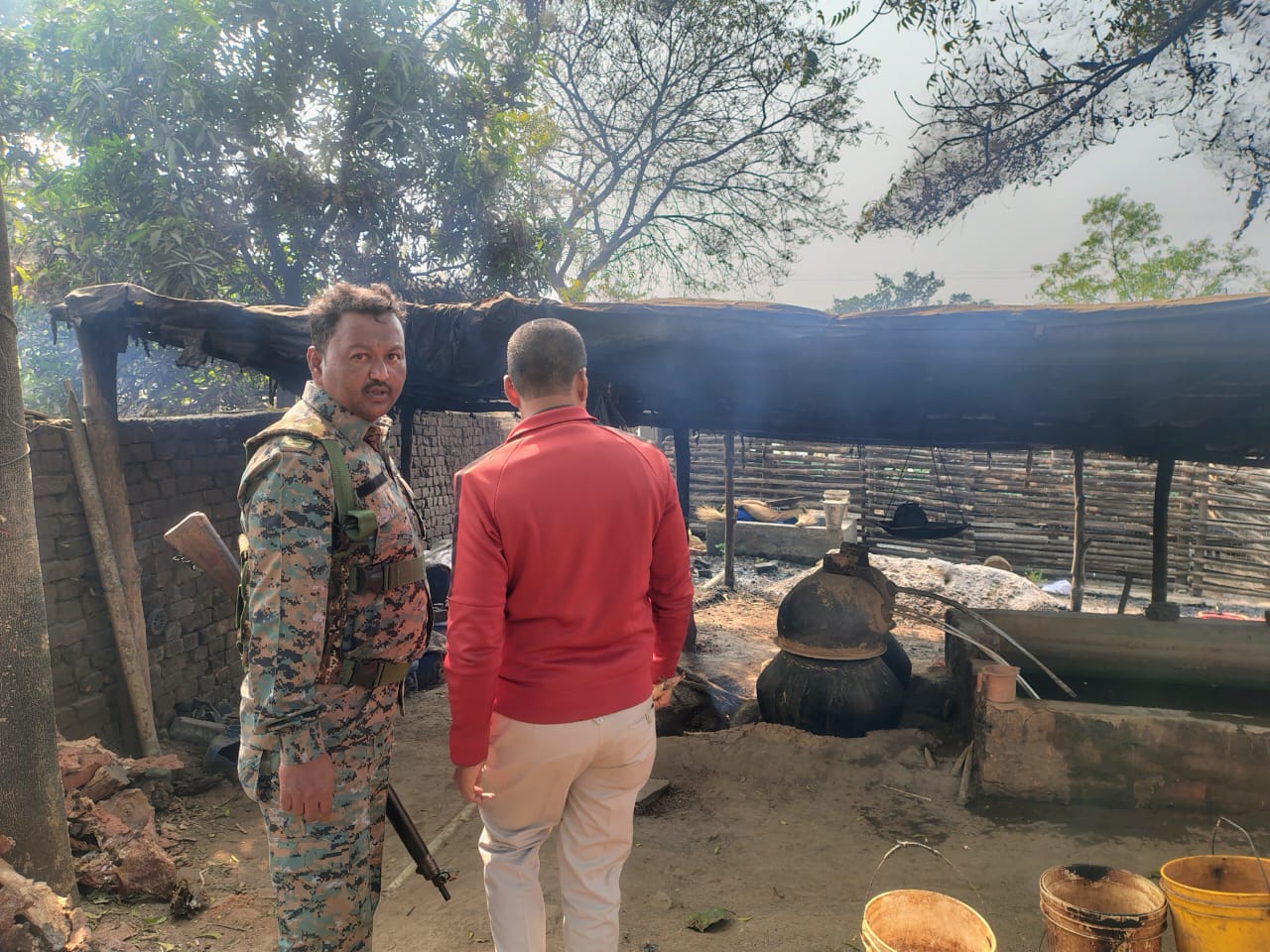 चांडिल में अवैध शराब के खिलाफ सघन छापेमारी, चार महुआ भट्टियां ध्वस्त, 1100 किलो जावा महुआ विनष्ट