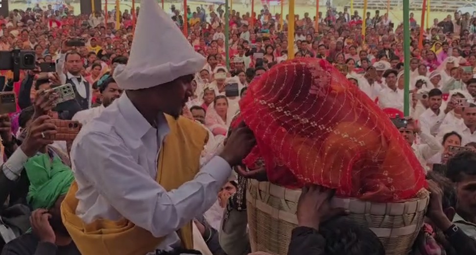 आउटडोर स्टेडियम में आयोजित सामूहिक विवाह समारोह में 250 जोड़े बंधे परिणय सूत्र में