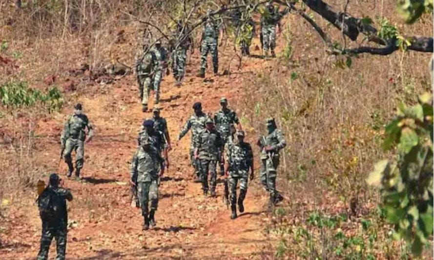 सारंड़ा के दुर्दूरा जंगल में नक्सल नेटवर्क को भारी झटका,10 नक्सलियों के मारे जाने की चर्चा, 50 लाख का इनामी टॉप कमांडर भी चपेट में