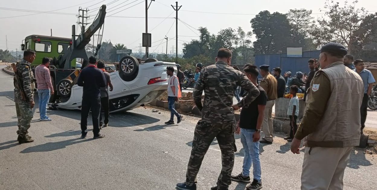 BREAKING:सरायकेला के टाटा - कांड्रा मार्ग पर पलटी कार, महिला समेत तीन घायल