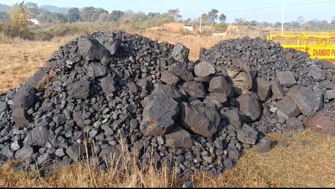 धनबाद: अवैध कोयला कारोबार के खिलाफ बरवाअड्डा पुलिस की छापेमारी, तीस टन कोयला जब्त