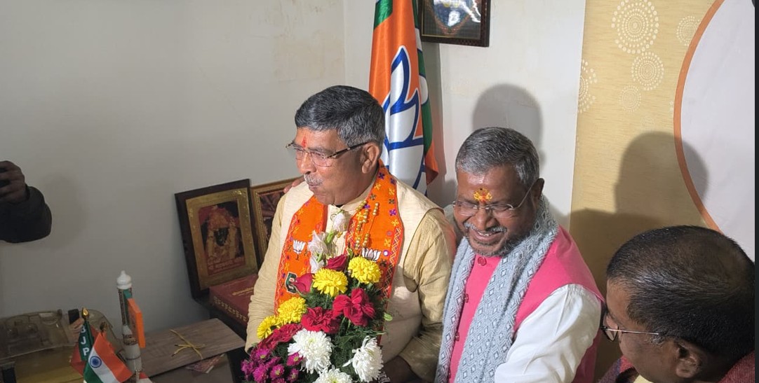 पूजा-हवन के बाद सत्ता की कुर्सी! बाबूलाल मरांडी ने हाथ पकड़कर आदित्य साहू को कुर्सी तक पहुंचाया