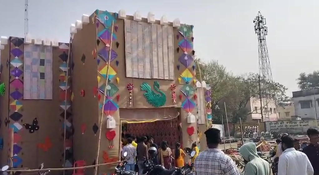 धनबाद में सरस्वती पूजा का रंग, पेंसिल-कागज से सजा भव्य पंडाल बना आकर्षण