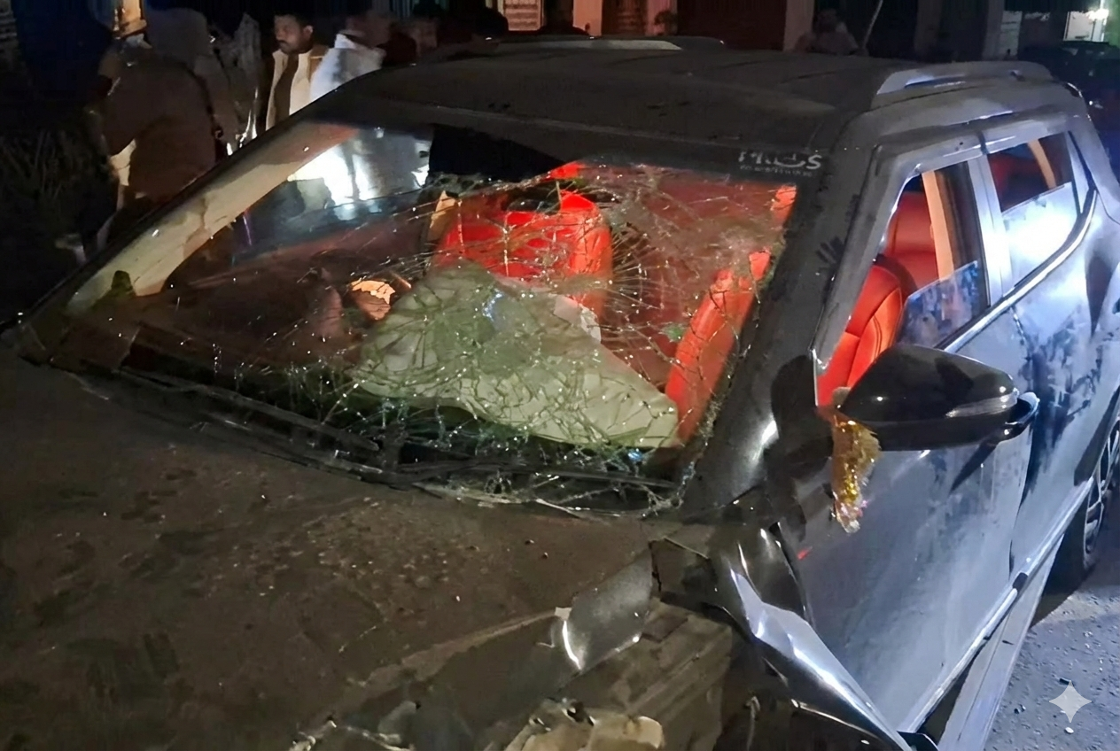 धनबाद में दिखा नशे में धुत कार चालक का तांडव, मेमको मोड़ पर बेकाबू कार ने तीन वाहनों को मारी टक्कर