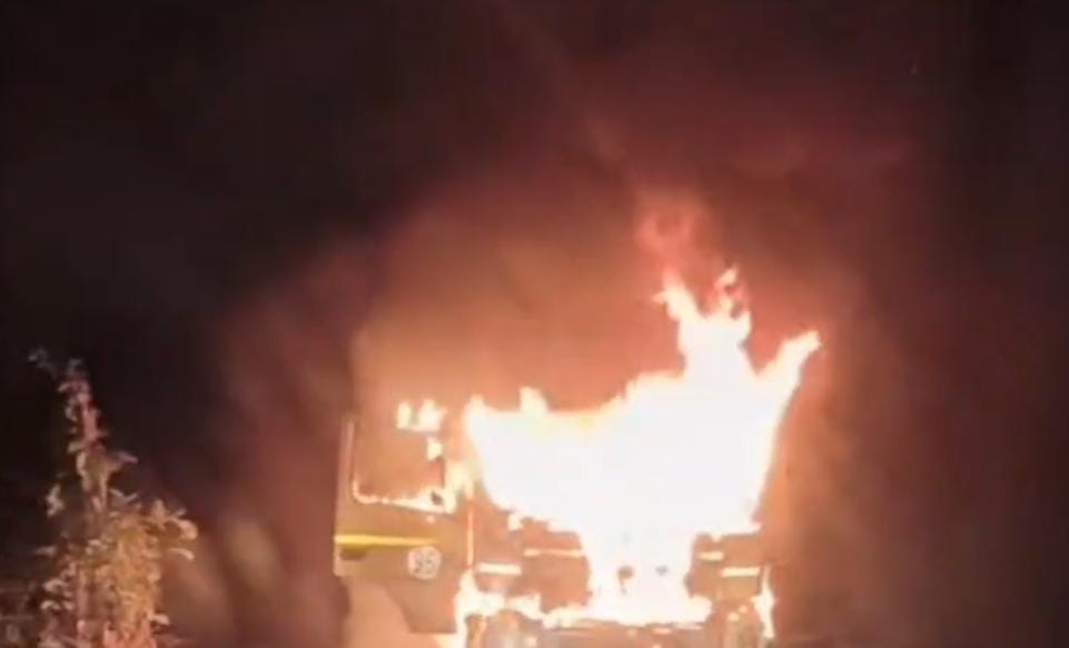 कोयलांचल में हथियारबंद अपराधियों का तांडव ! कोल खनन कार्य मे लगी NCC कंपनी के वाहन में की आगजनी