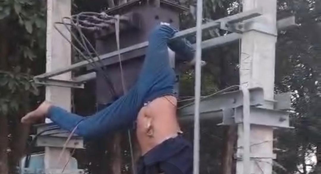 बाप रे ! ट्रांसफार्मर पर बिजली के तार से लटका छटपटाता रहा युवक, नीचे देखते रहें लोग