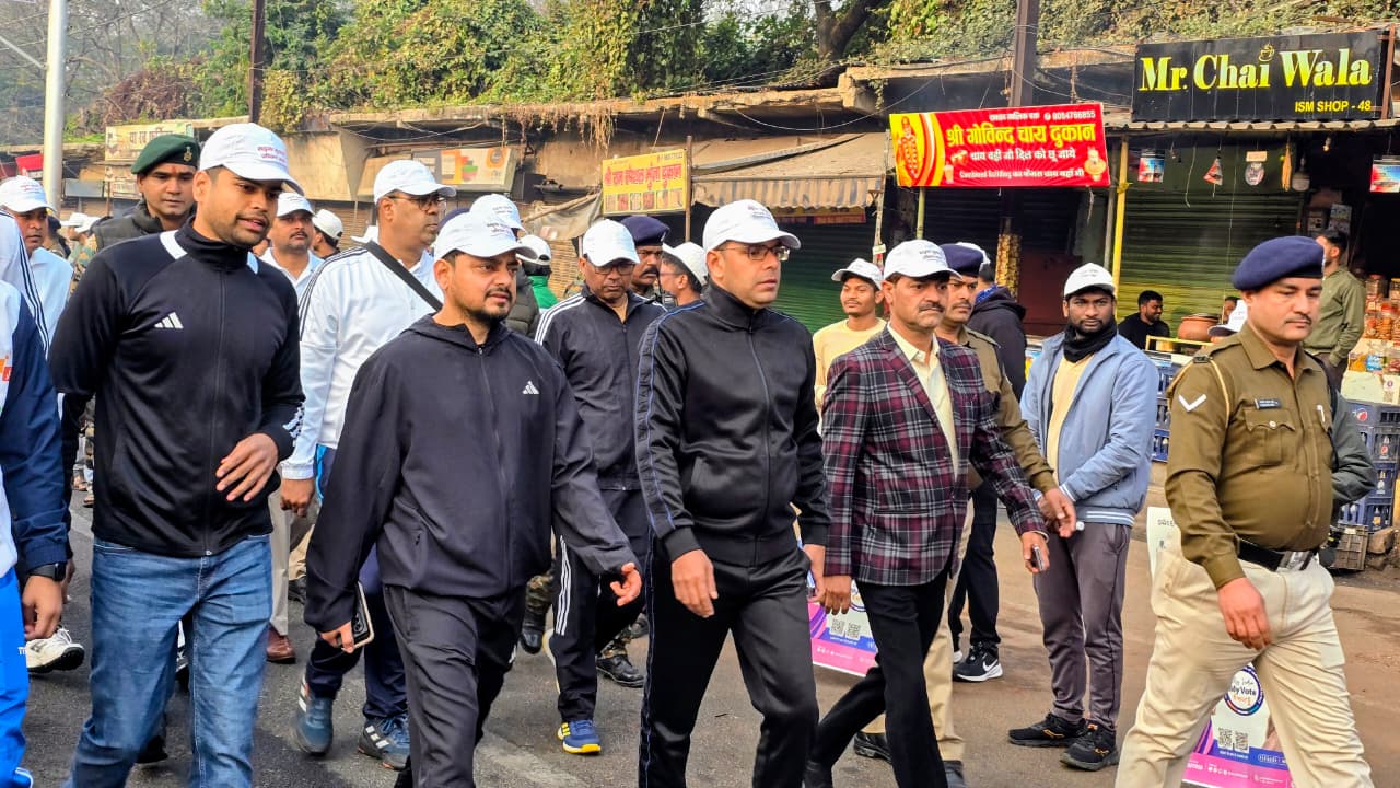 झारखंड की सबसे बड़ी मानव श्रृंखला का गवाह बना धनबाद, अपील-जिम्मेवार नागरिक बन सड़क दुर्घटनाओं को टालें !