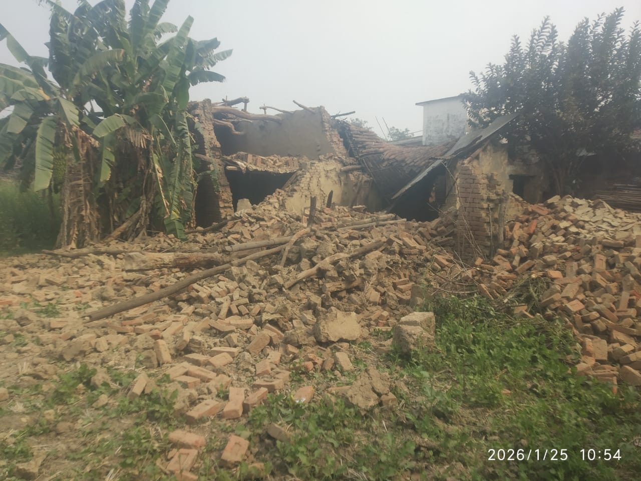 पलामू में अचानक जमीनदोंज  हुआ घर, मलबे में दबे तीन, एक  की हालत गंभीर