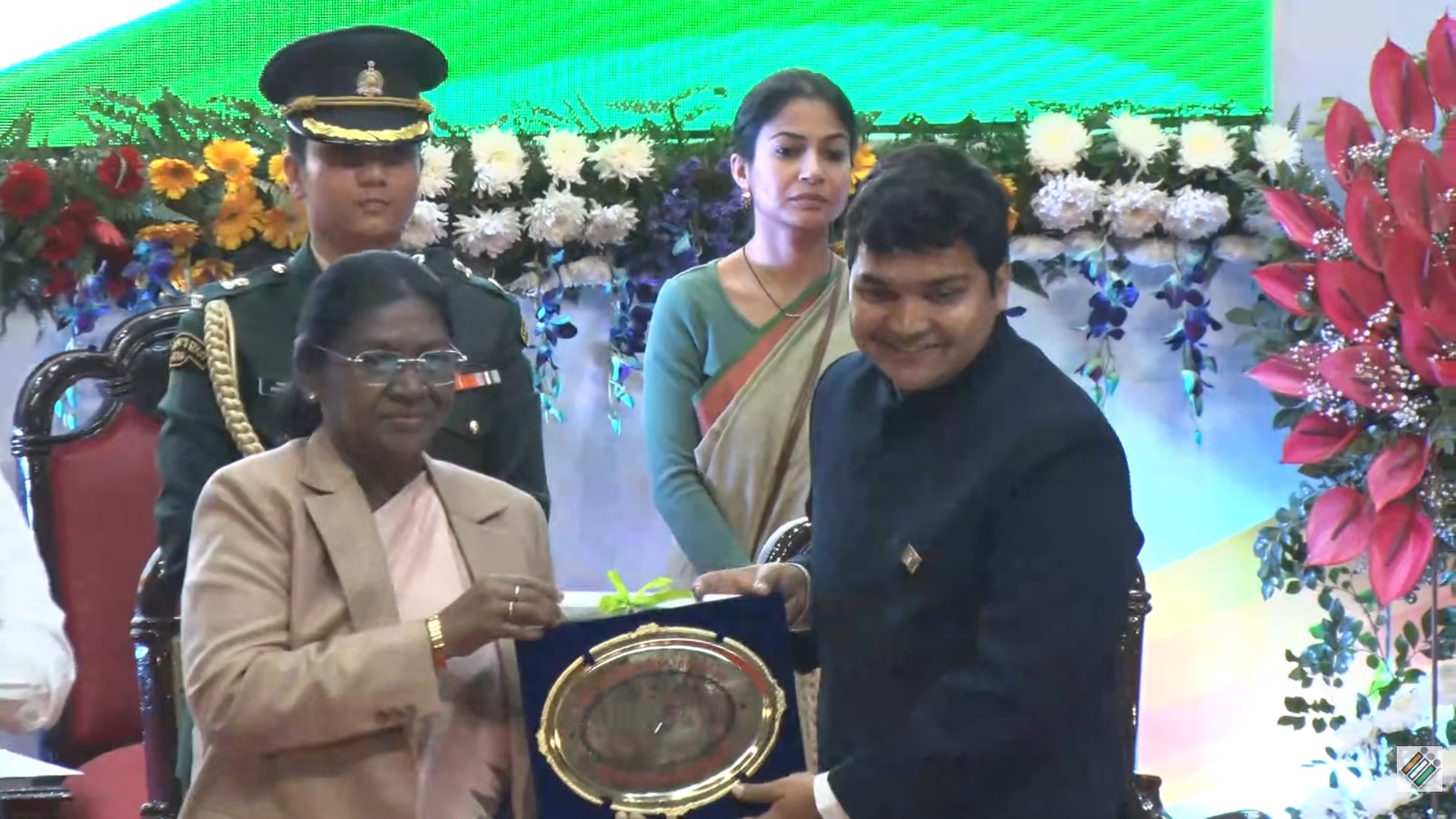 पाकुड़ डीसी राष्ट्रपति के हाथों बेस्ट इलेक्शन डिस्ट्रिक्ट" सम्मान से हुए सम्मानित